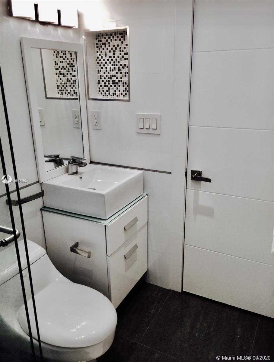 Small Image of 4927 RIVIERA DR, Coral Gables Number 26