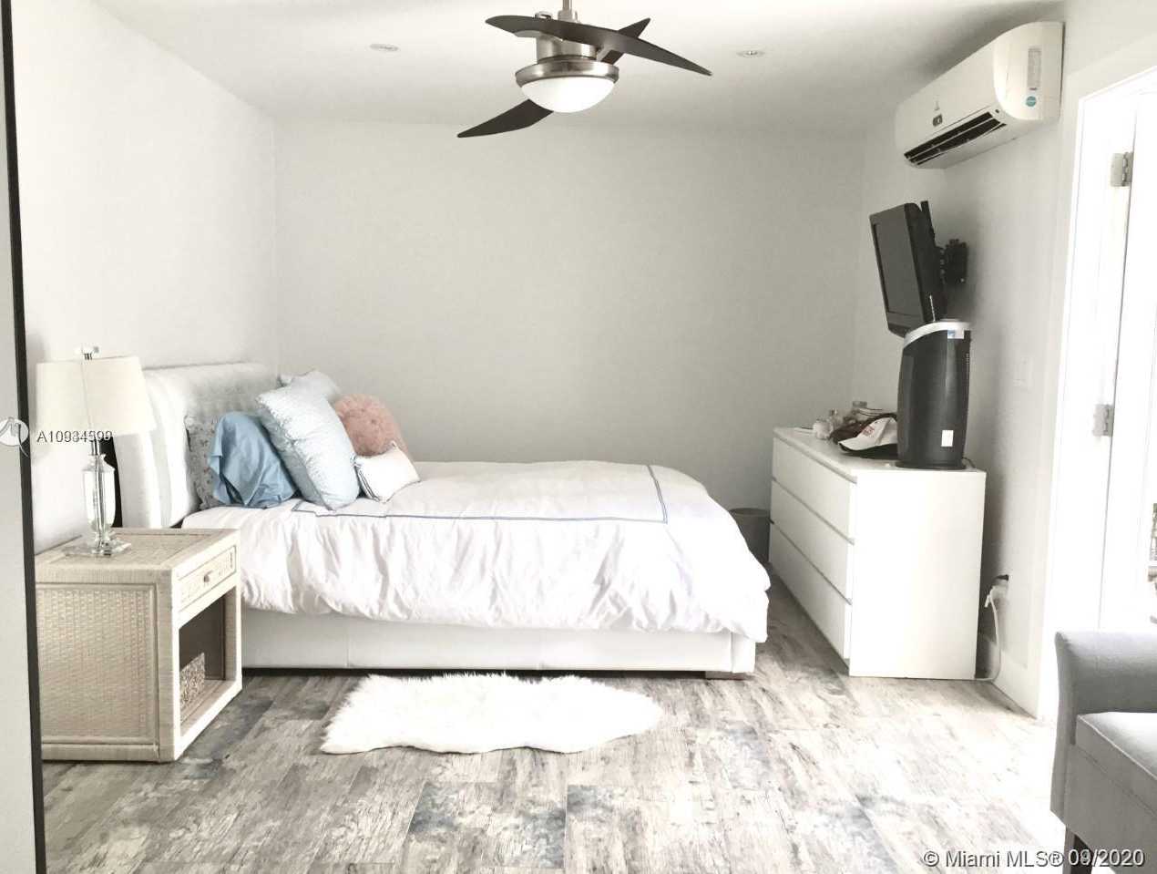 Small Image of 4927 RIVIERA DR, Coral Gables Number 27