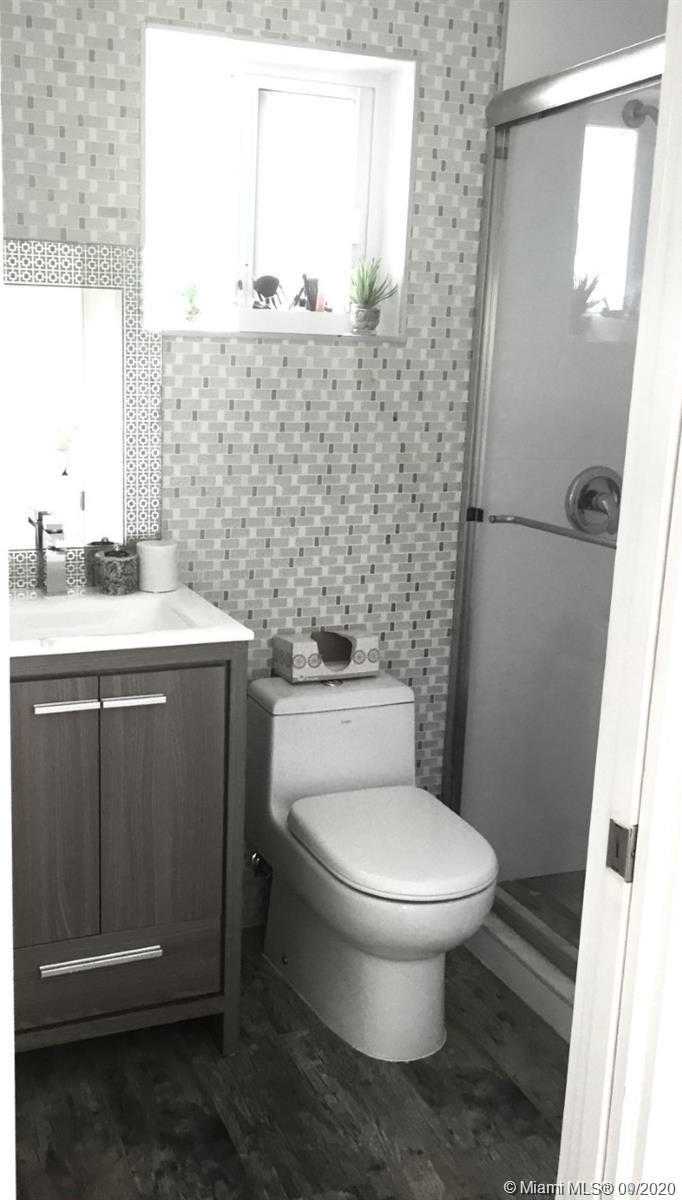 Small Image of 4927 RIVIERA DR, Coral Gables Number 28