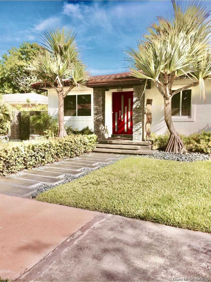 Small Image of 4927 RIVIERA DR, Coral Gables Number 3