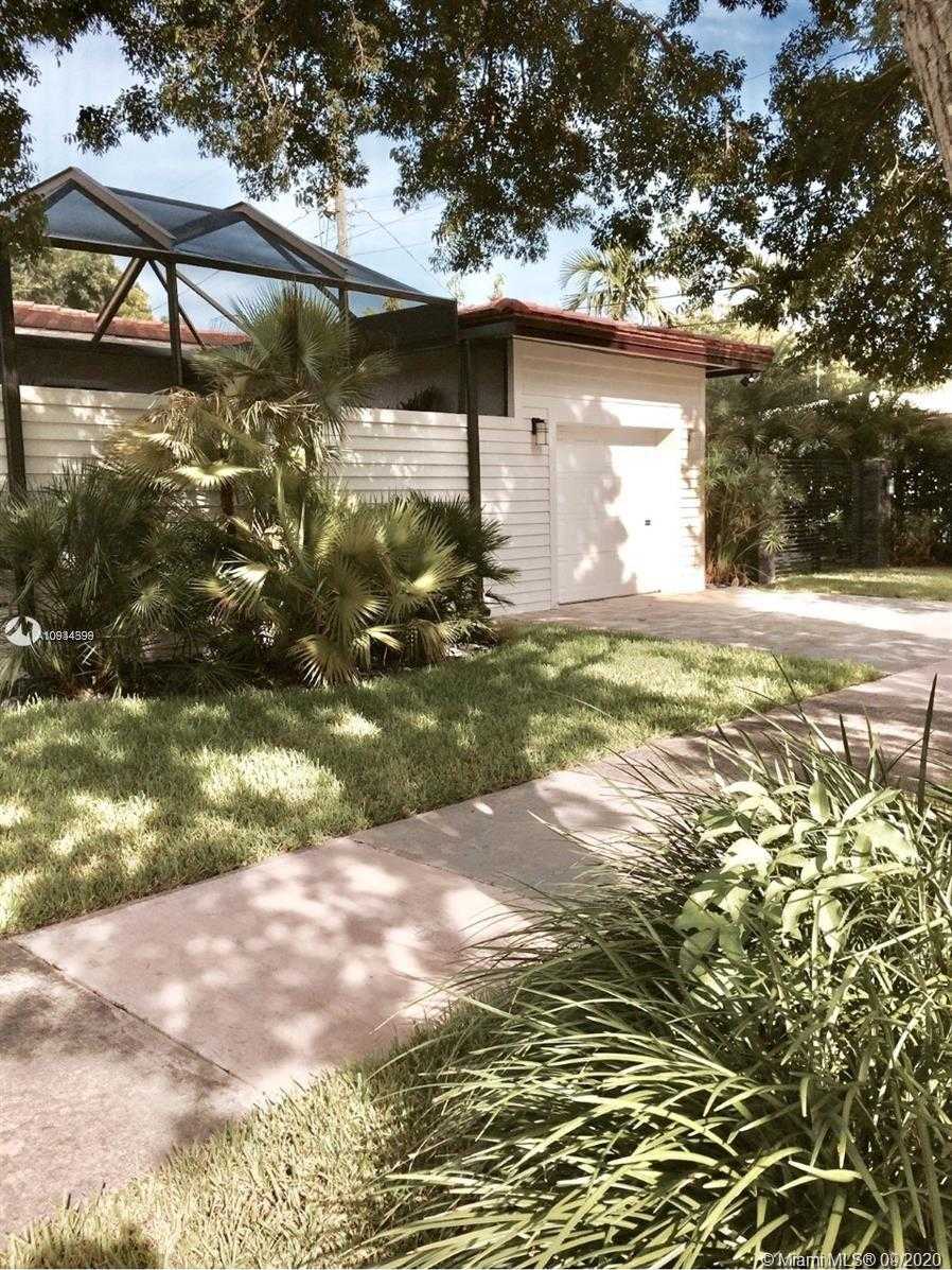 Small Image of 4927 RIVIERA DR, Coral Gables Number 5