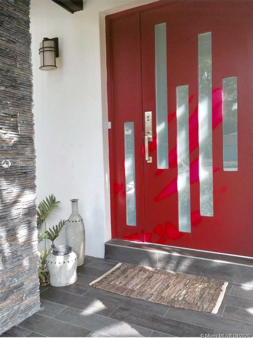 Small Image of 4927 RIVIERA DR, Coral Gables Number 6