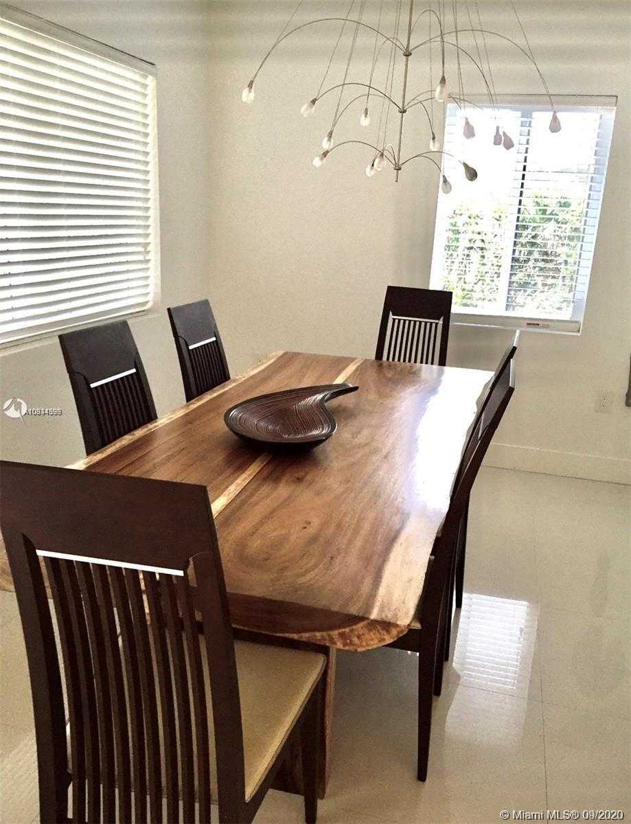 Small Image of 4927 RIVIERA DR, Coral Gables Number 8
