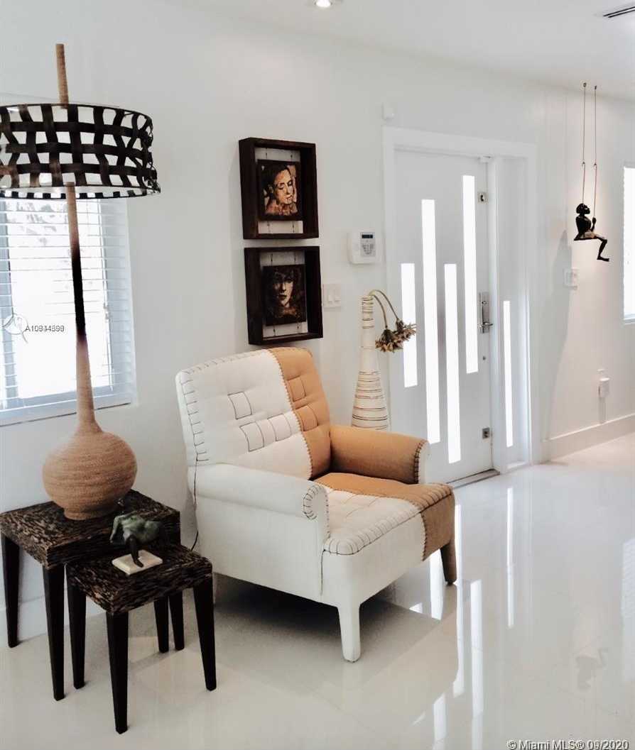 Small Image of 4927 RIVIERA DR, Coral Gables Number 9