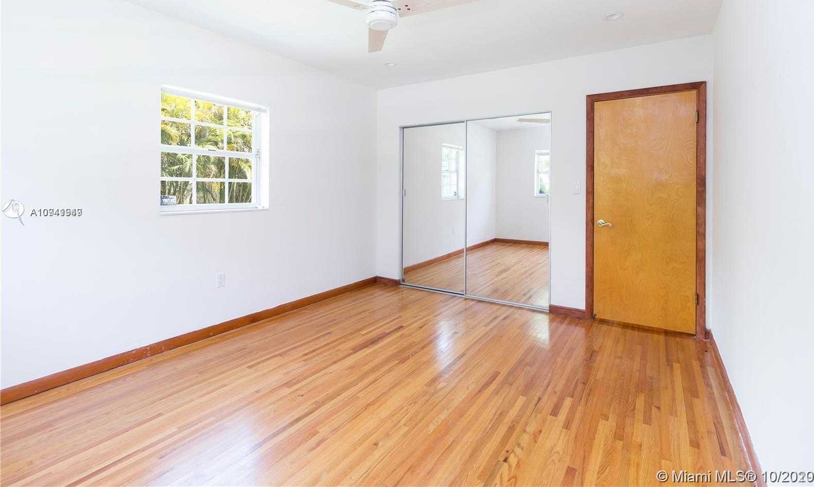 Small Image of 4930 RIVIERA DR, Coral Gables Number 11