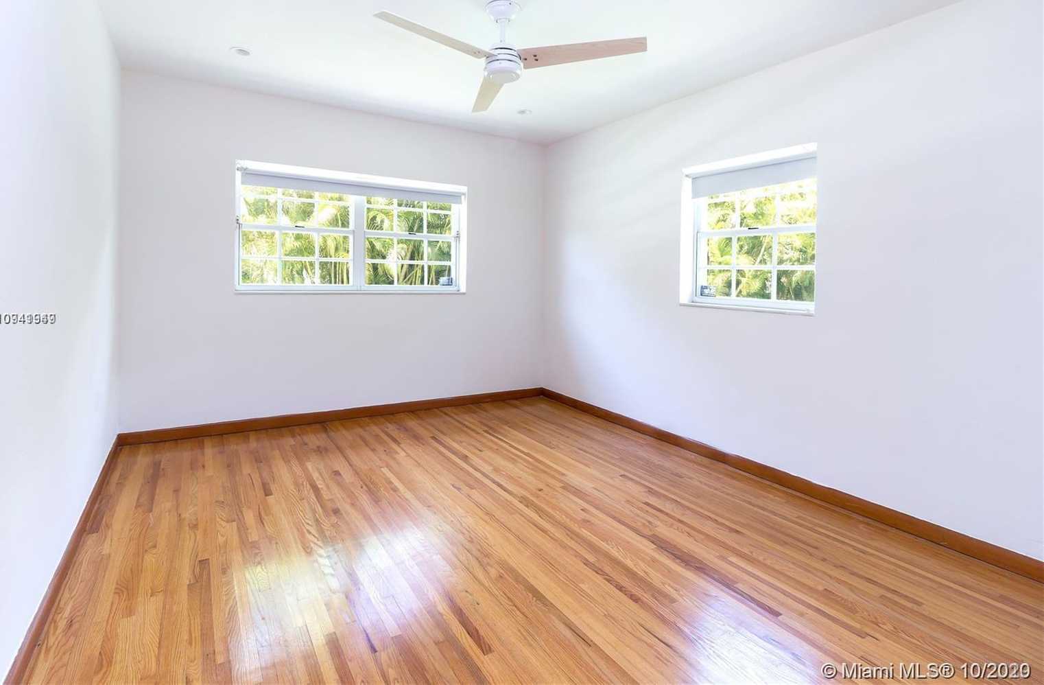 Small Image of 4930 RIVIERA DR, Coral Gables Number 12