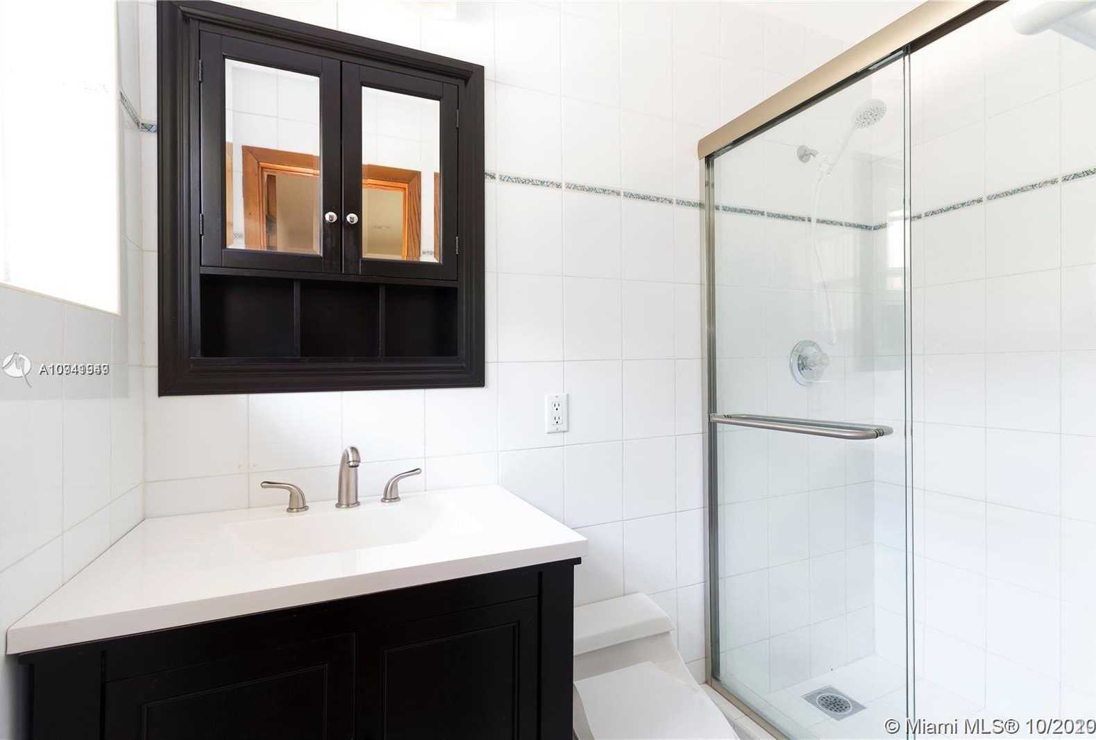 Small Image of 4930 RIVIERA DR, Coral Gables Number 13