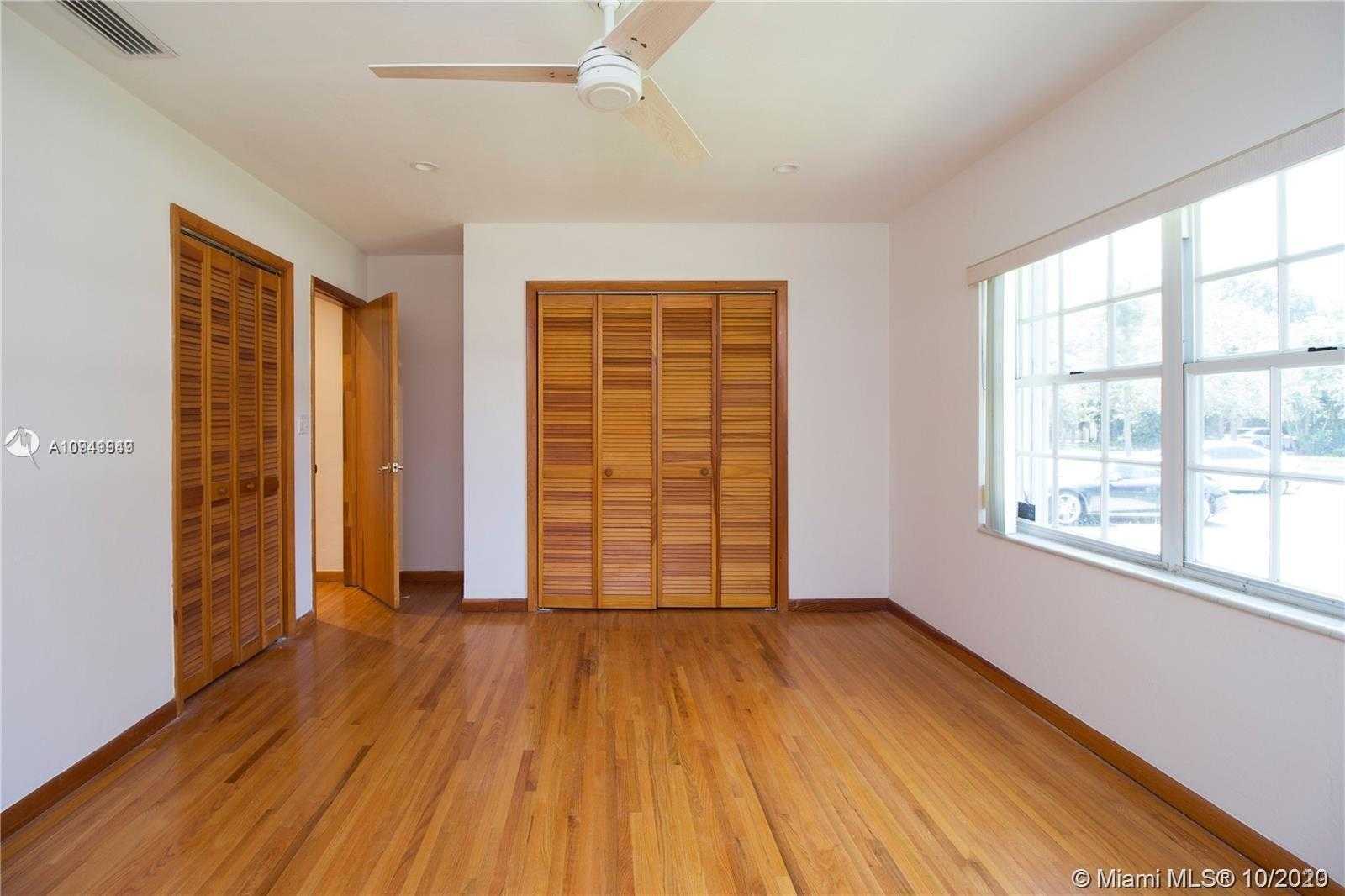 Small Image of 4930 RIVIERA DR, Coral Gables Number 14