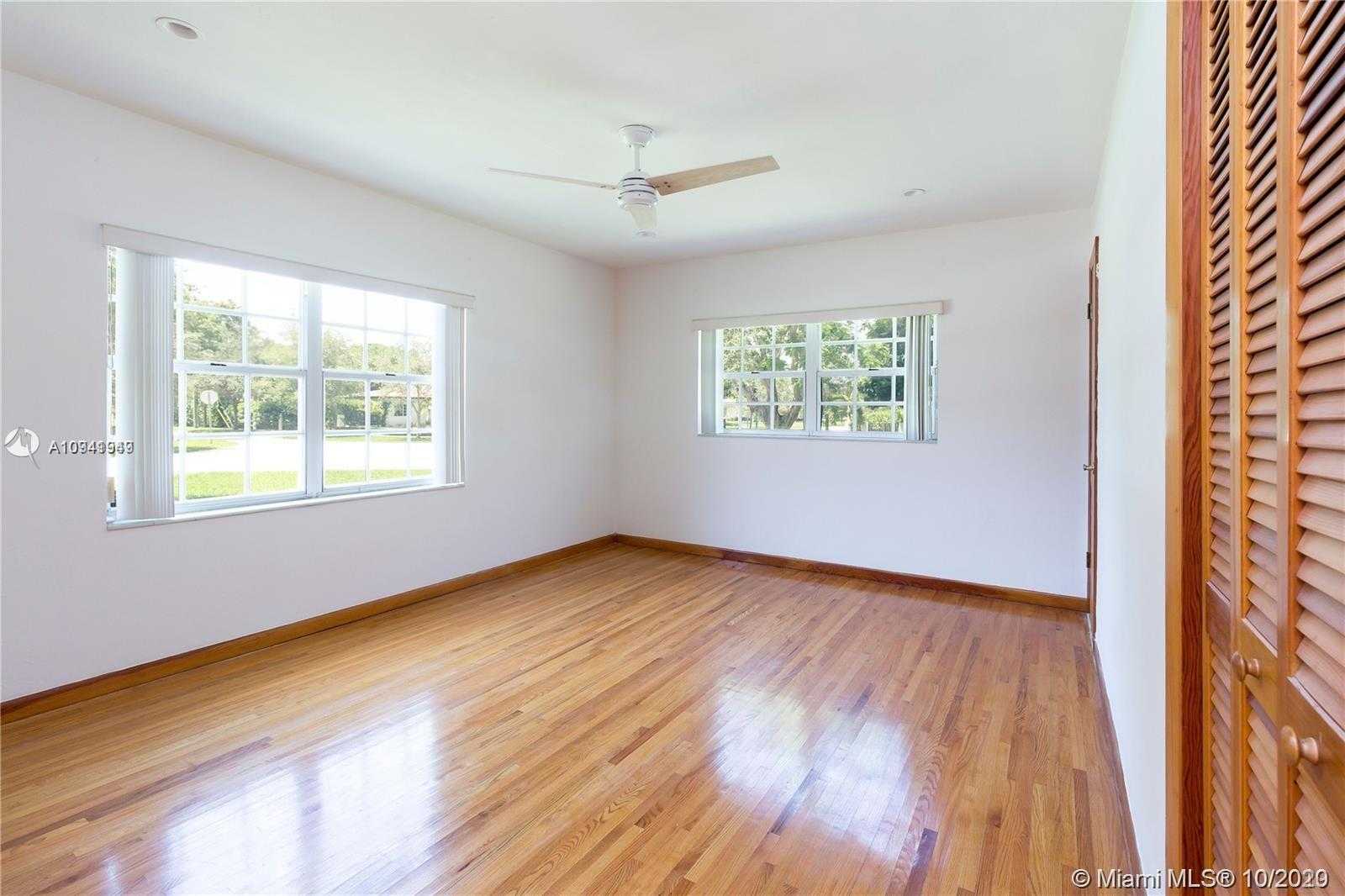 Small Image of 4930 RIVIERA DR, Coral Gables Number 16