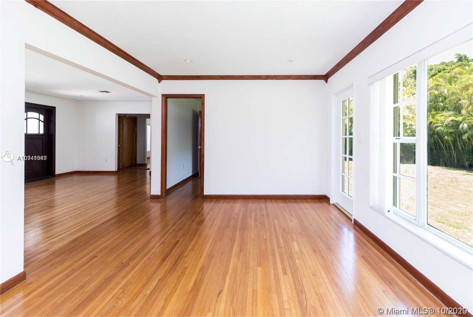 Small Image of 4930 RIVIERA DR, Coral Gables Number 4