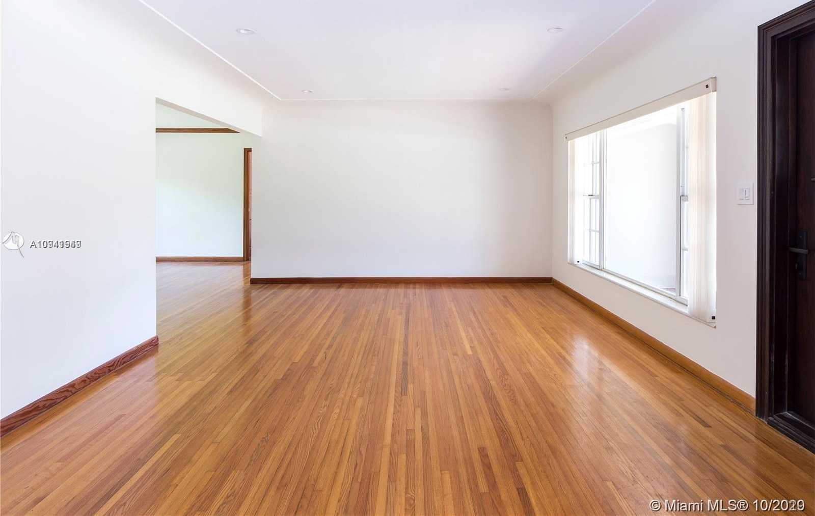 Small Image of 4930 RIVIERA DR, Coral Gables Number 5
