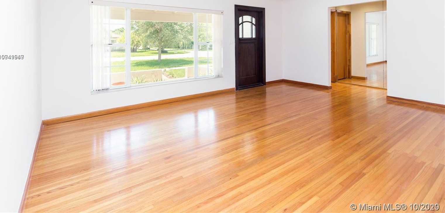 Small Image of 4930 RIVIERA DR, Coral Gables Number 6