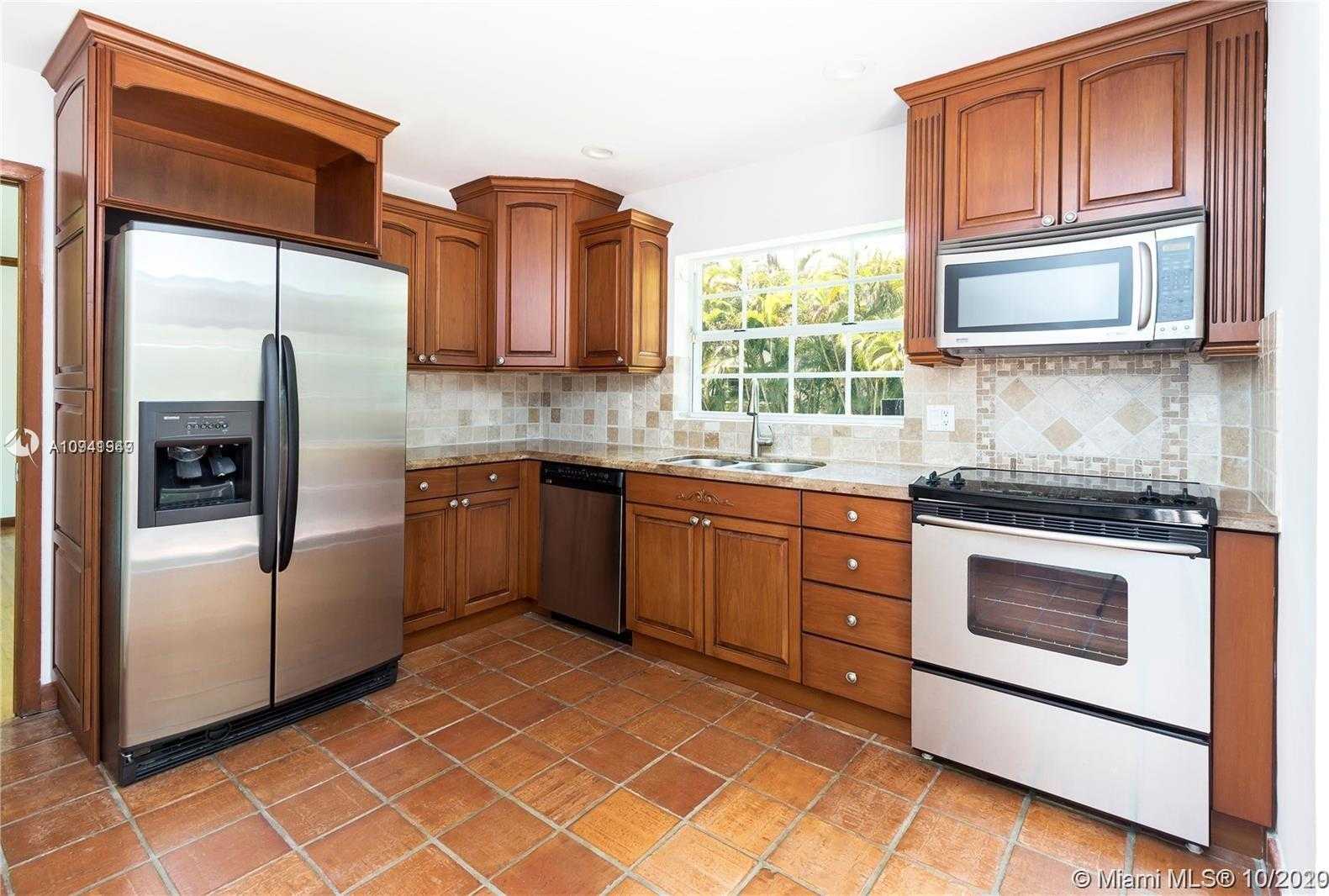 Small Image of 4930 RIVIERA DR, Coral Gables Number 7
