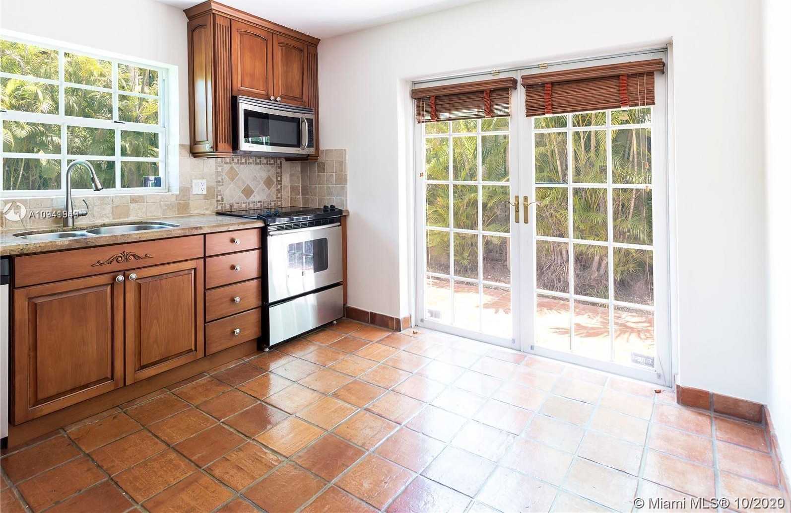 Small Image of 4930 RIVIERA DR, Coral Gables Number 8