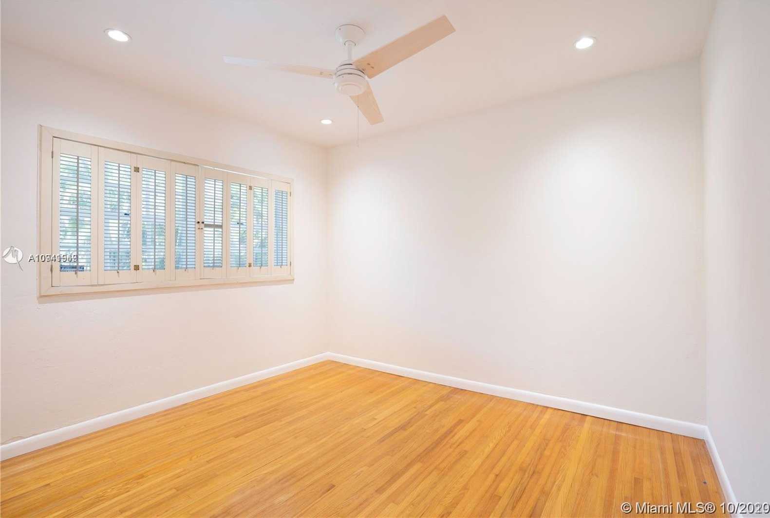 Small Image of 4930 RIVIERA DR, Coral Gables Number 9