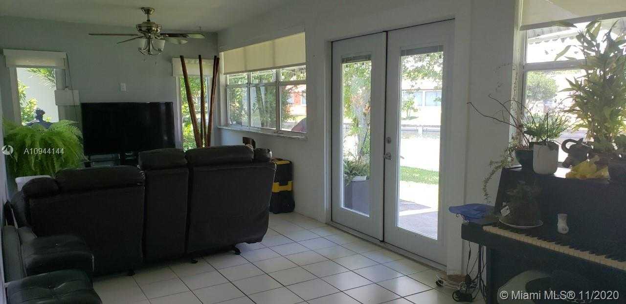 Small Image of 4519 NORTH WEST 49TH DR, Tamarac Number 9