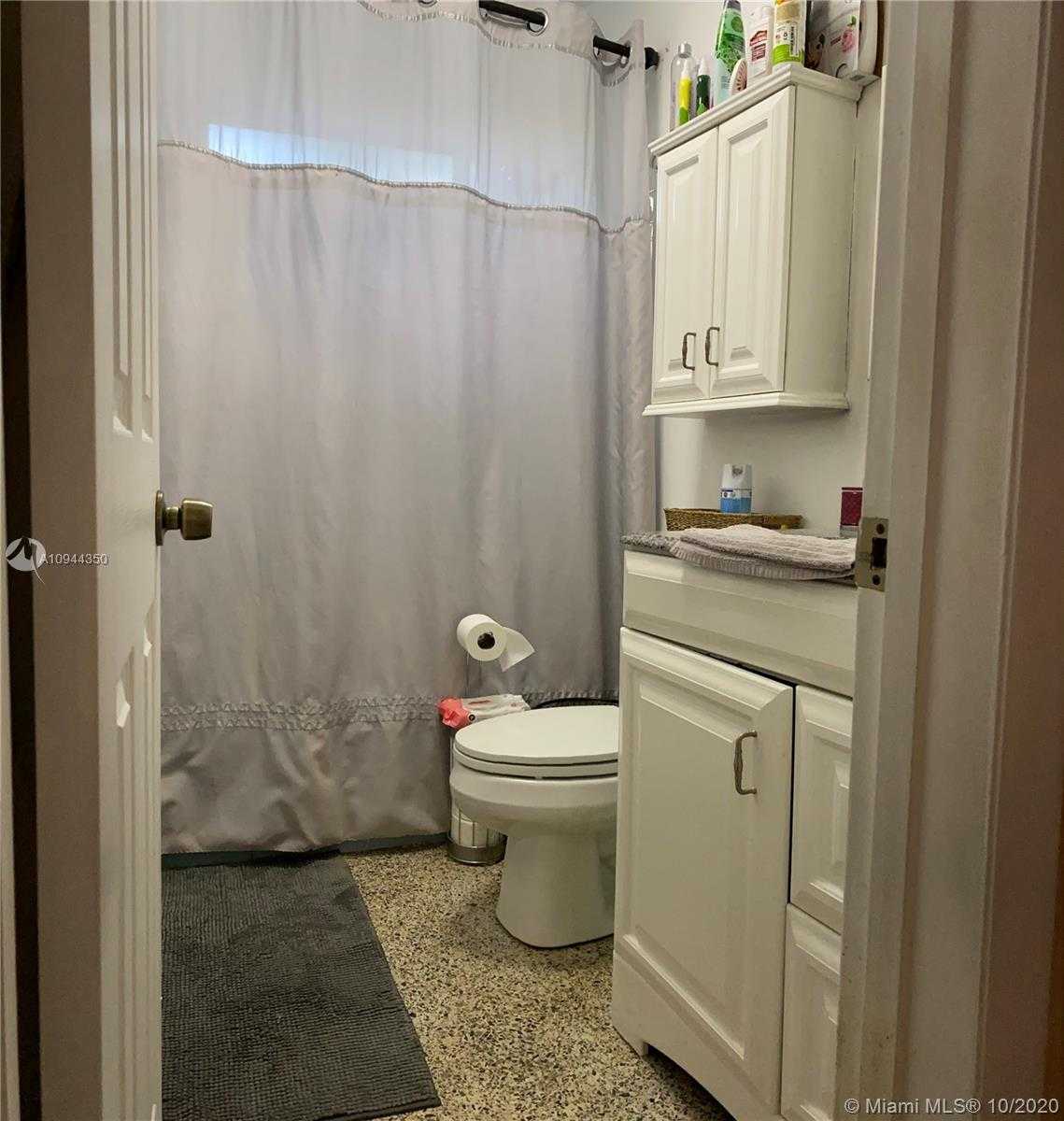 Small Image of 9850 SOUTH WEST 164TH ST, Miami Number 19