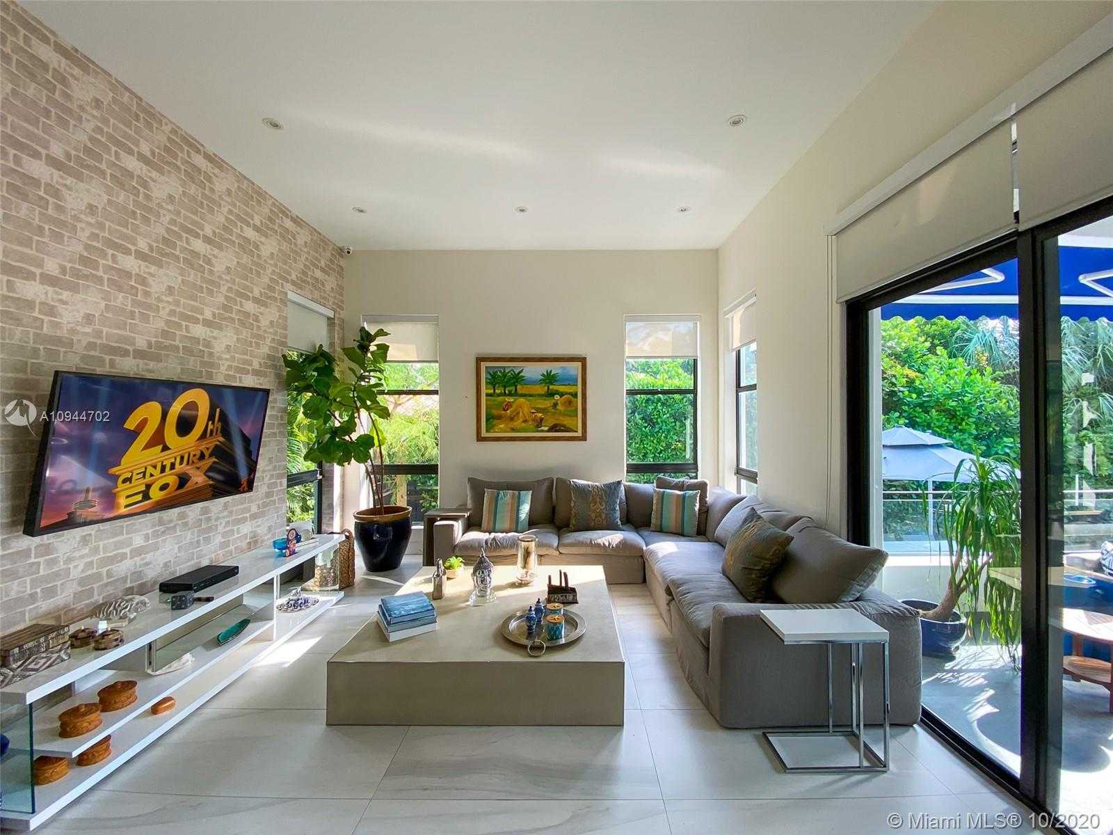 Small Image of 116 WEST MASHTA DR, Key Biscayne Number 3