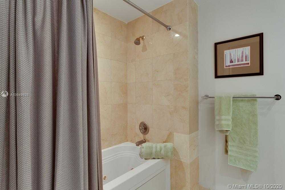 Small Image of 1000 SOUTH POINTE DR #506, Miami Beach Number 15