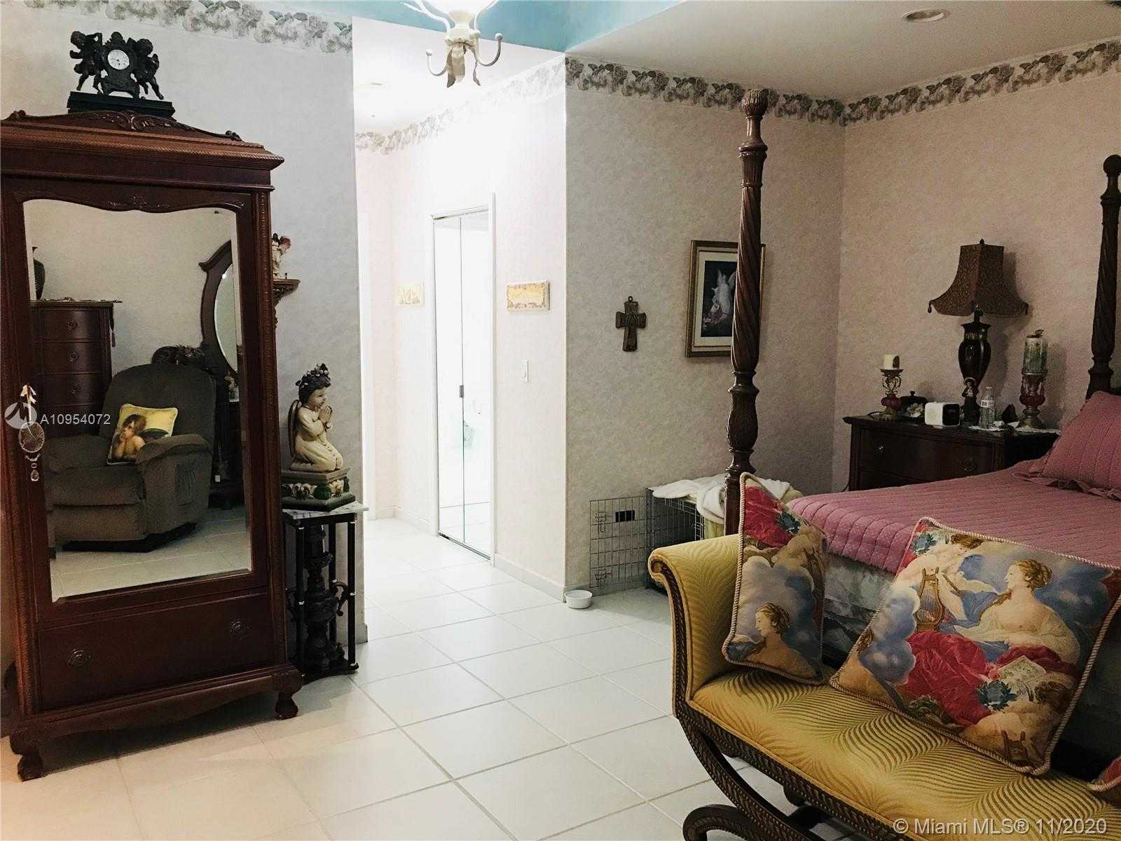 Small Image of 6105 SOUTH WEST 107TH AVE, Miami Number 9