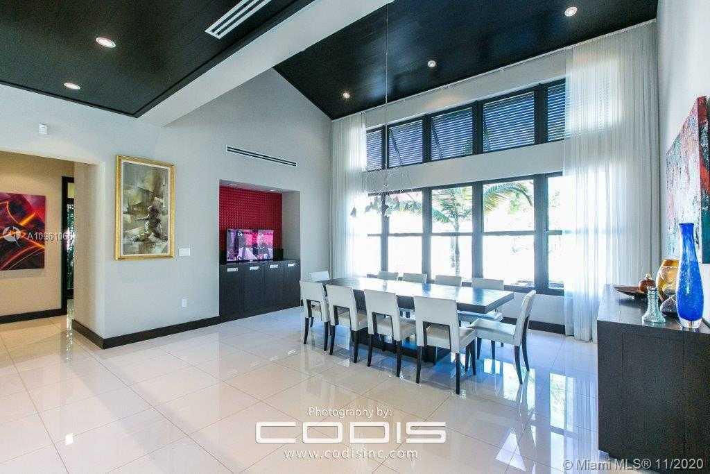 Small Image of 4241 PALM LN, Miami Number 24
