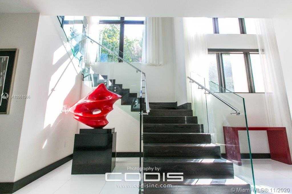 Small Image of 4241 PALM LN, Miami Number 25