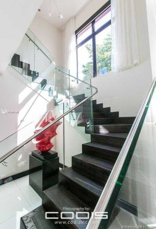 Small Image of 4241 PALM LN, Miami Number 26