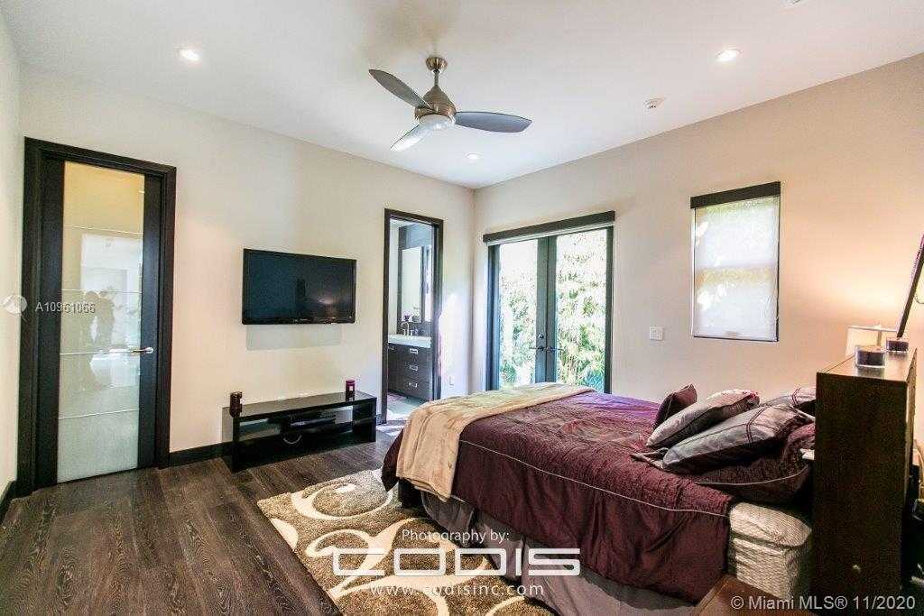 Small Image of 4241 PALM LN, Miami Number 30