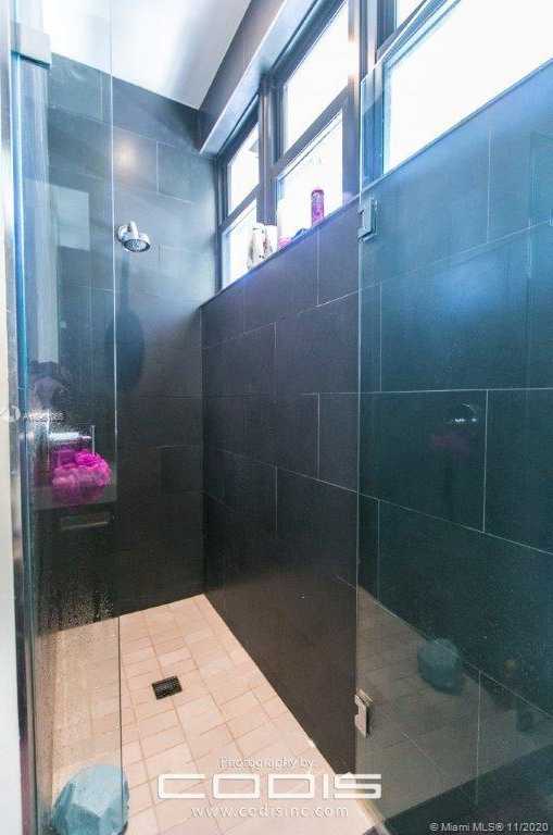 Small Image of 4241 PALM LN, Miami Number 31