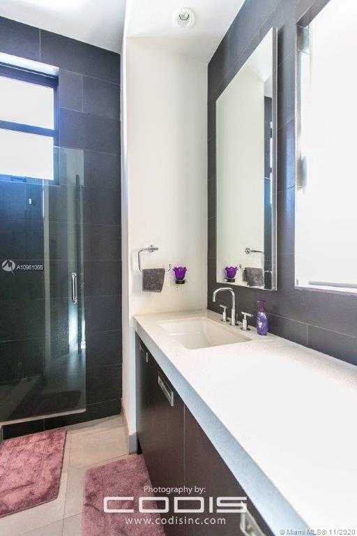 Small Image of 4241 PALM LN, Miami Number 32