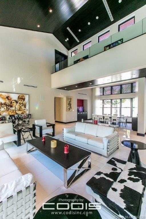 Small Image of 4241 PALM LN, Miami Number 37