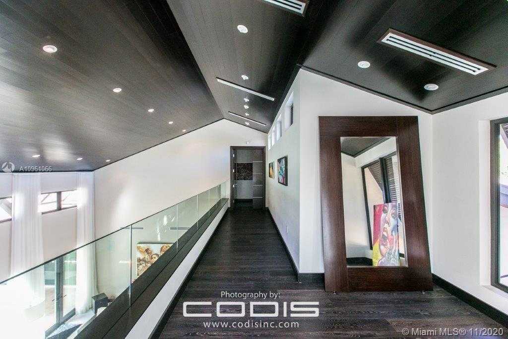 Small Image of 4241 PALM LN, Miami Number 40