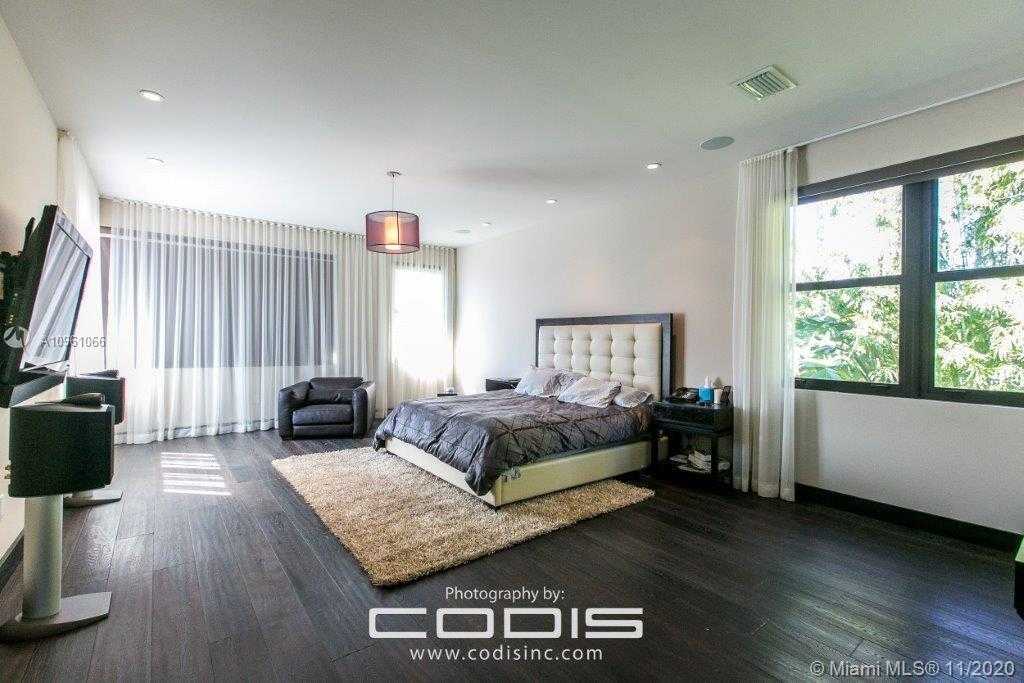 Small Image of 4241 PALM LN, Miami Number 43