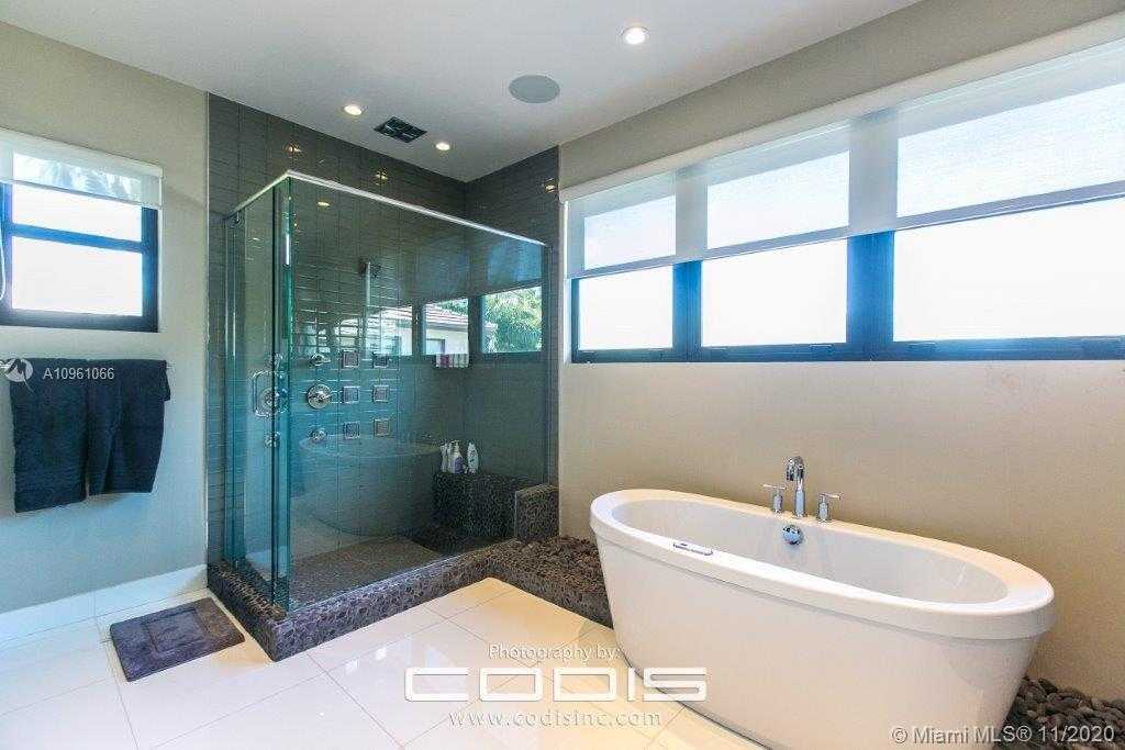 Small Image of 4241 PALM LN, Miami Number 44