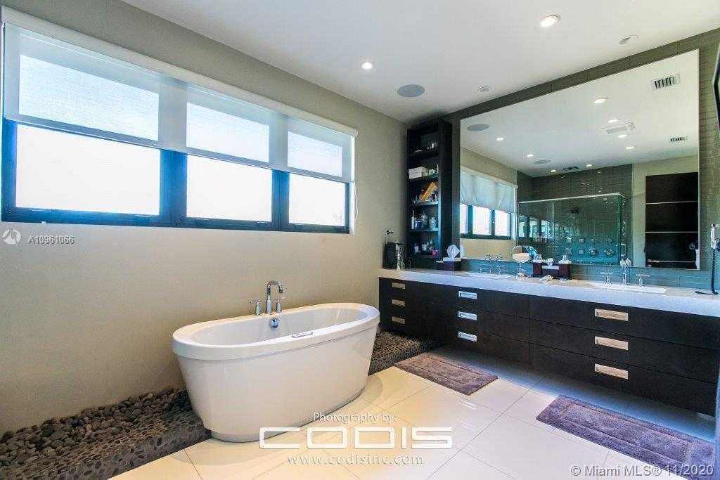 Small Image of 4241 PALM LN, Miami Number 45