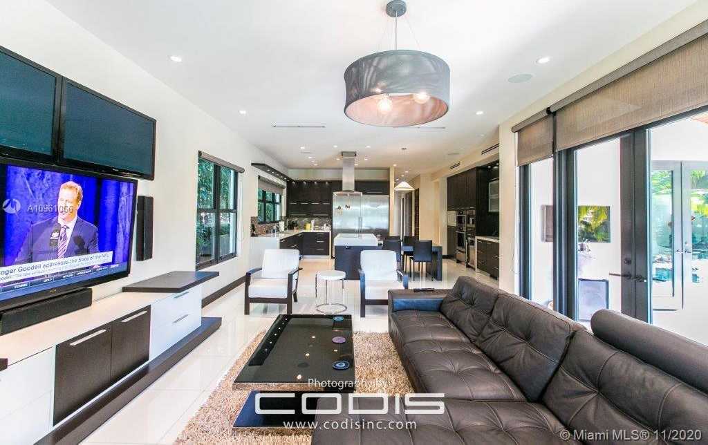 Small Image of 4241 PALM LN, Miami Number 50