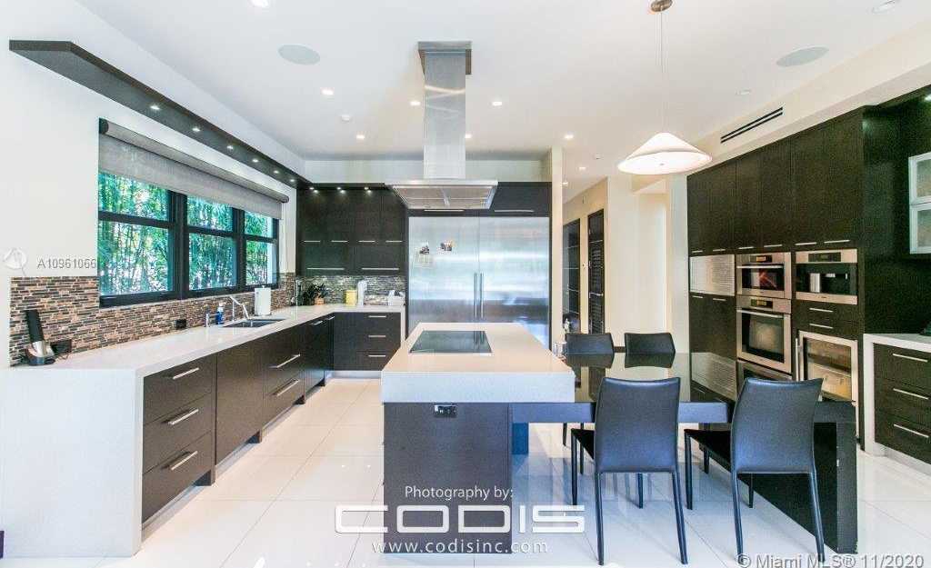 Small Image of 4241 PALM LN, Miami Number 51