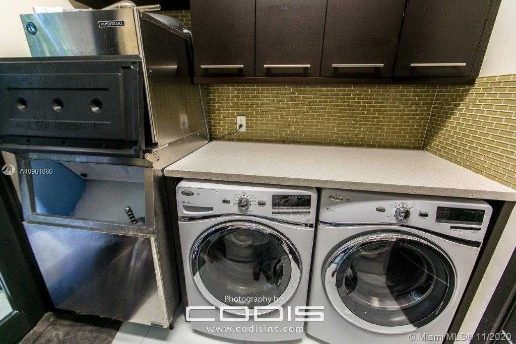 Small Image of 4241 PALM LN, Miami Number 54