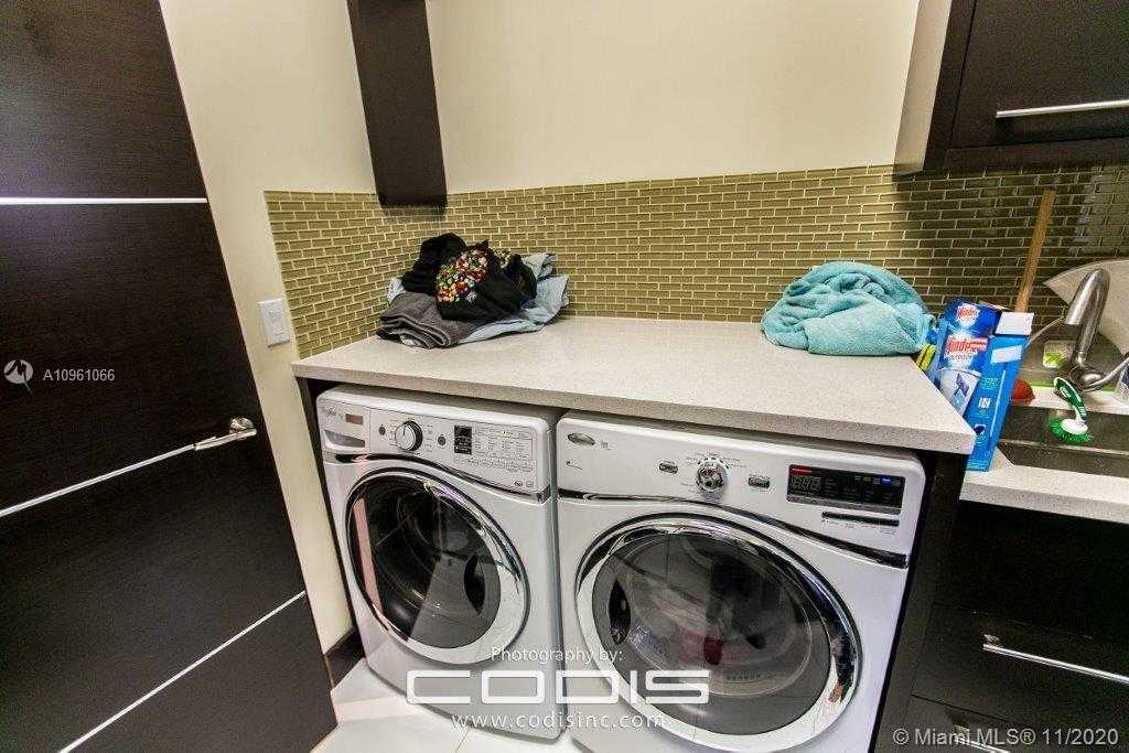Small Image of 4241 PALM LN, Miami Number 55