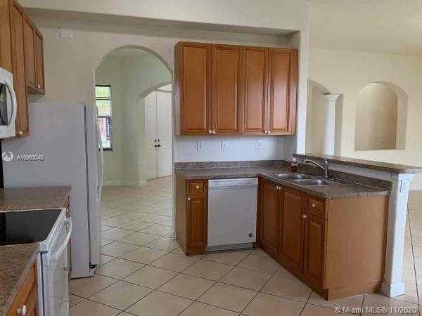 Small Image of 8861 NORTH WEST 184TH ST, Hialeah Number 11