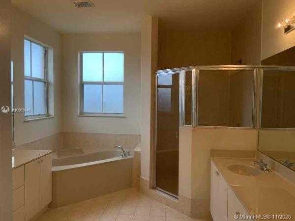 Small Image of 8861 NORTH WEST 184TH ST, Hialeah Number 37