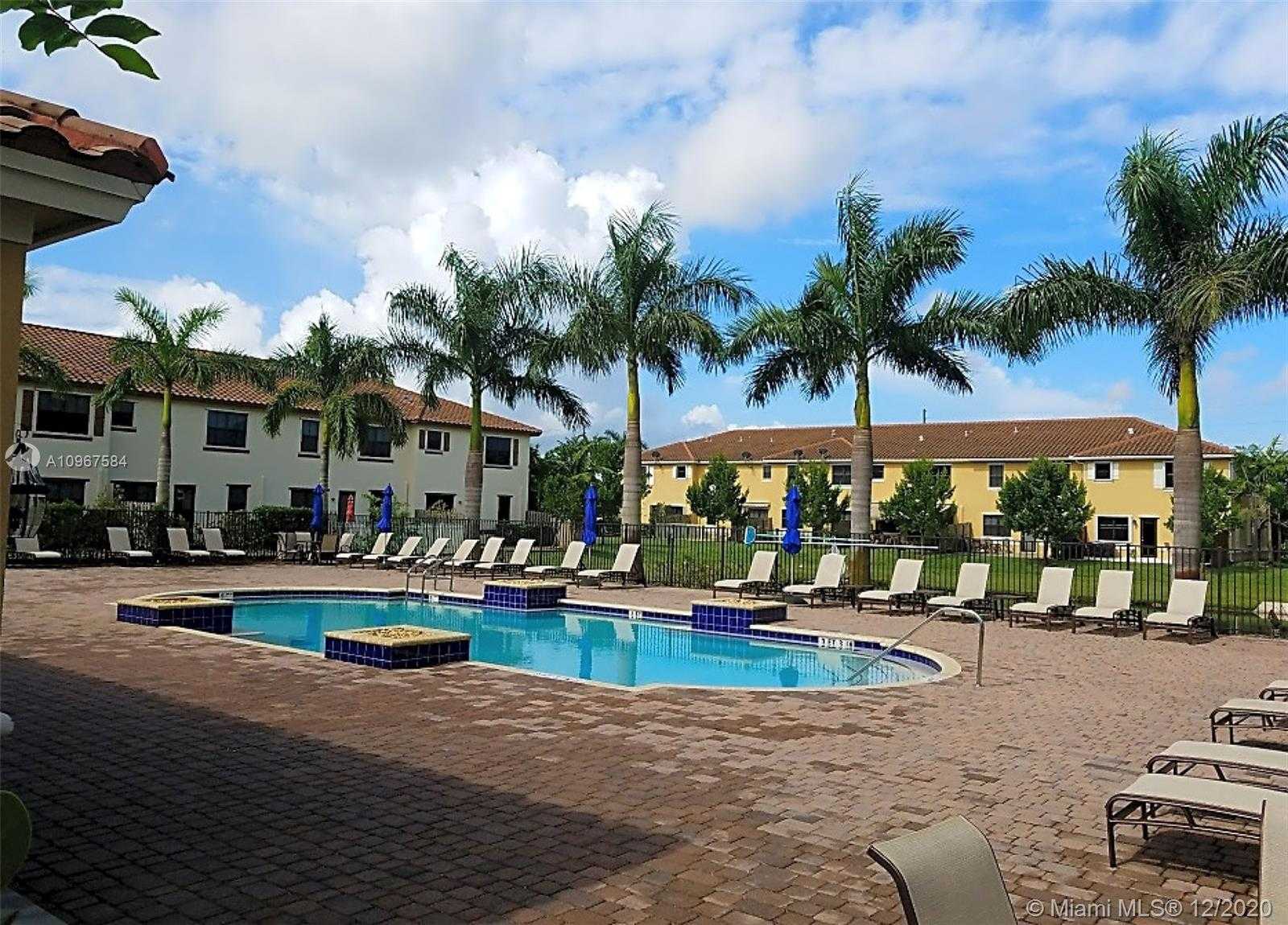 Small Image of 823 EAST VILLAGE CIR, Davie Number 12