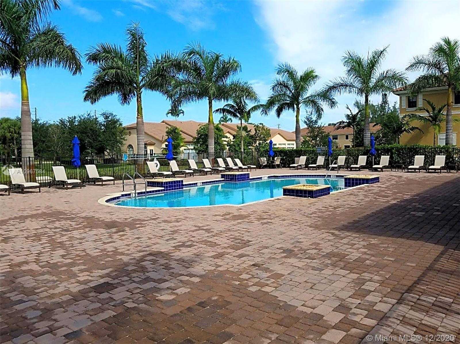 Small Image of 823 EAST VILLAGE CIR, Davie Number 13