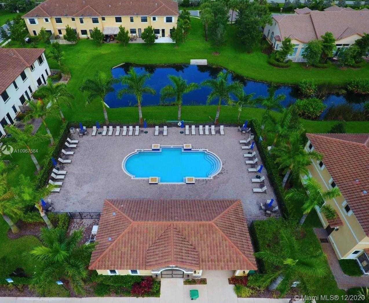 Small Image of 823 EAST VILLAGE CIR, Davie Number 14