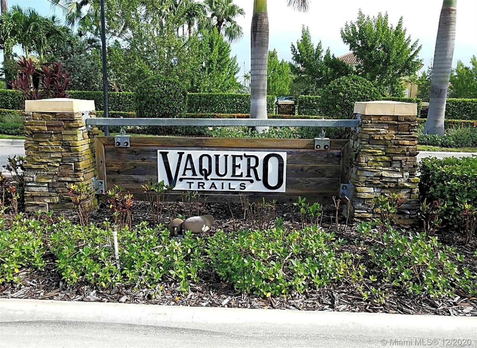 Small Image of 823 EAST VILLAGE CIR, Davie Number 2