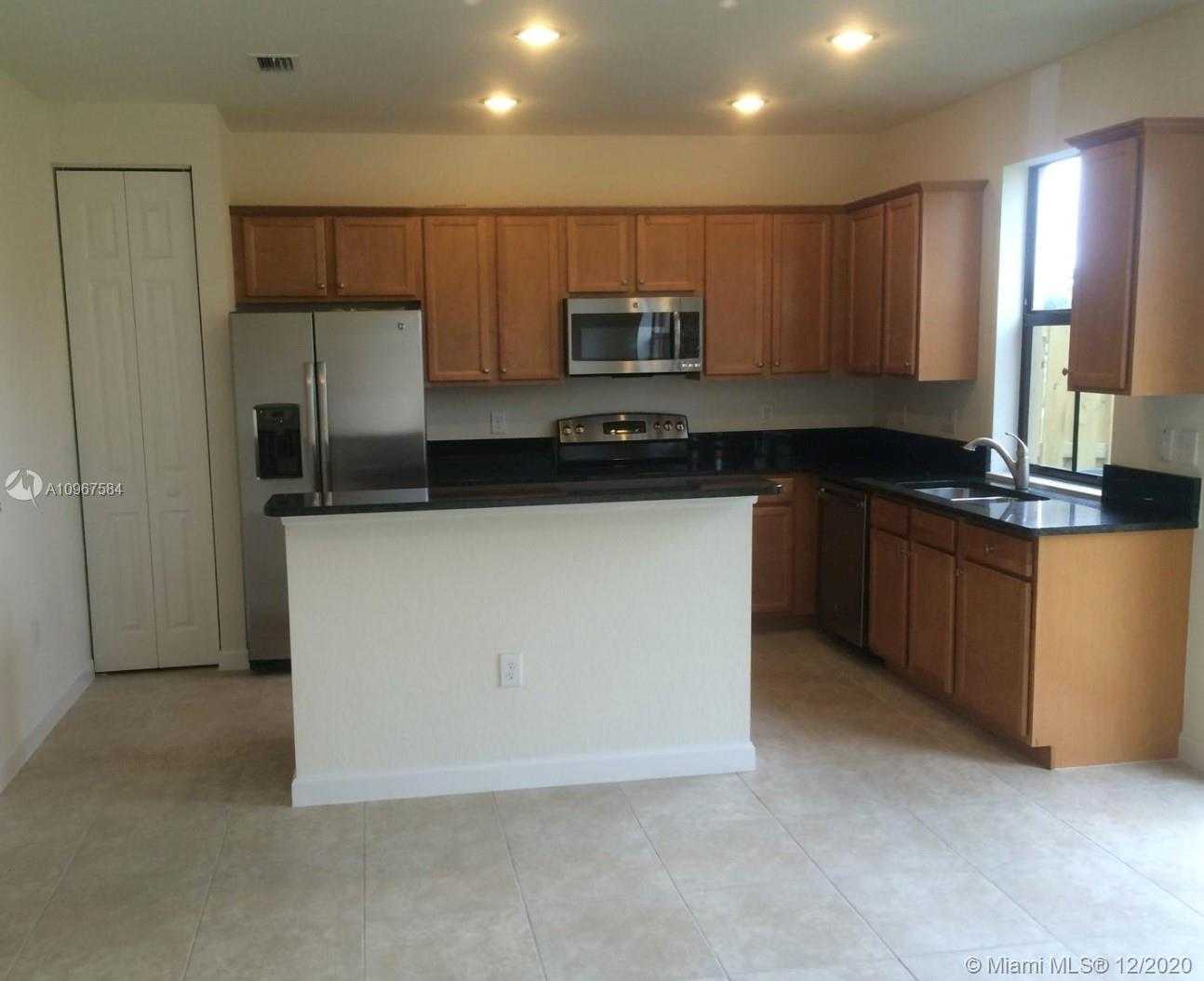 Small Image of 823 EAST VILLAGE CIR, Davie Number 3