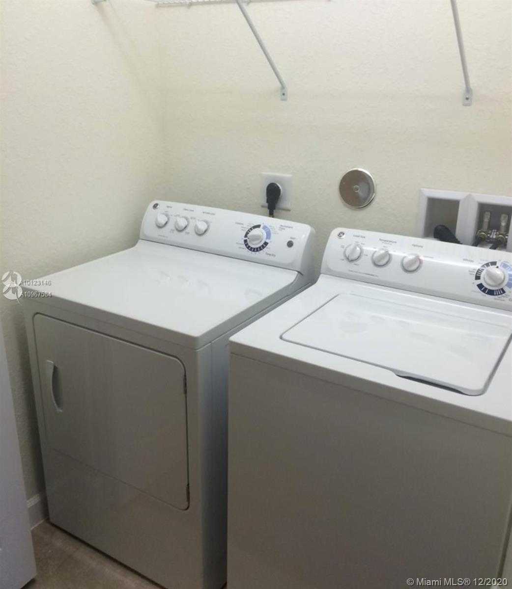 Small Image of 823 EAST VILLAGE CIR, Davie Number 4