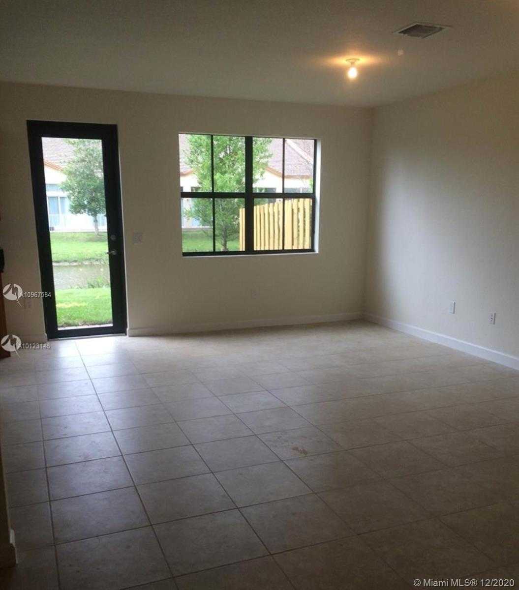 Small Image of 823 EAST VILLAGE CIR, Davie Number 5