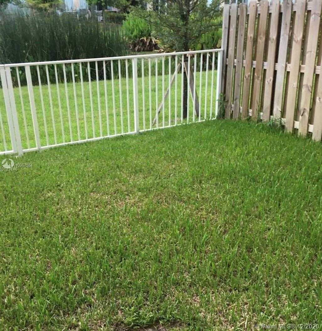 Small Image of 823 EAST VILLAGE CIR, Davie Number 9