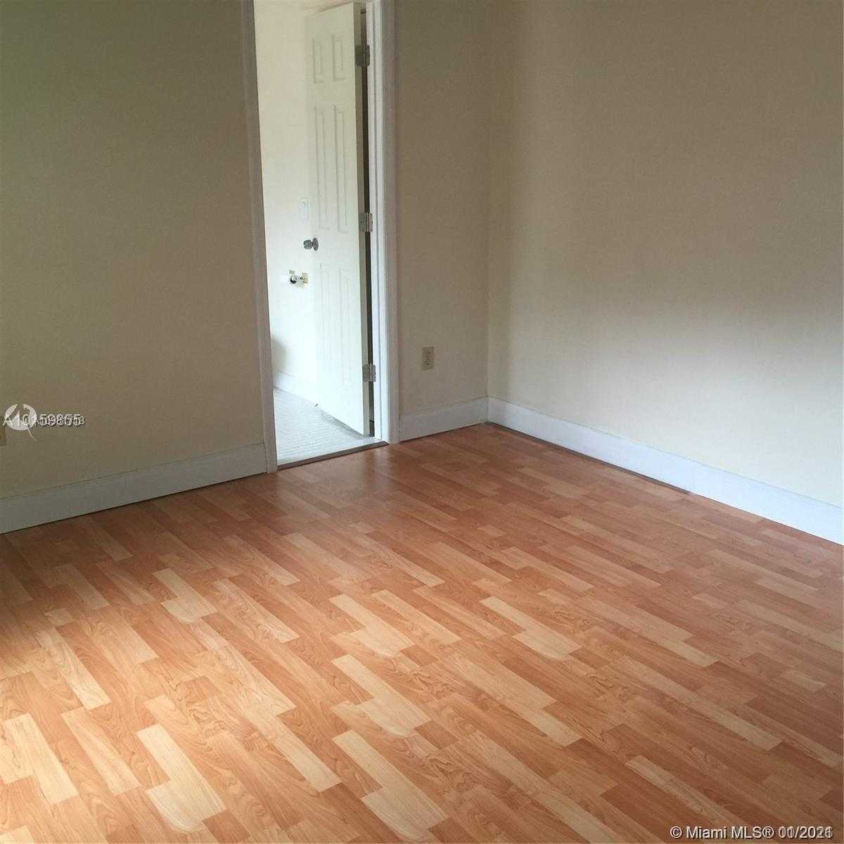 Small Image of 13451 SOUTH WEST 108TH ST CIR N, Miami Number 17